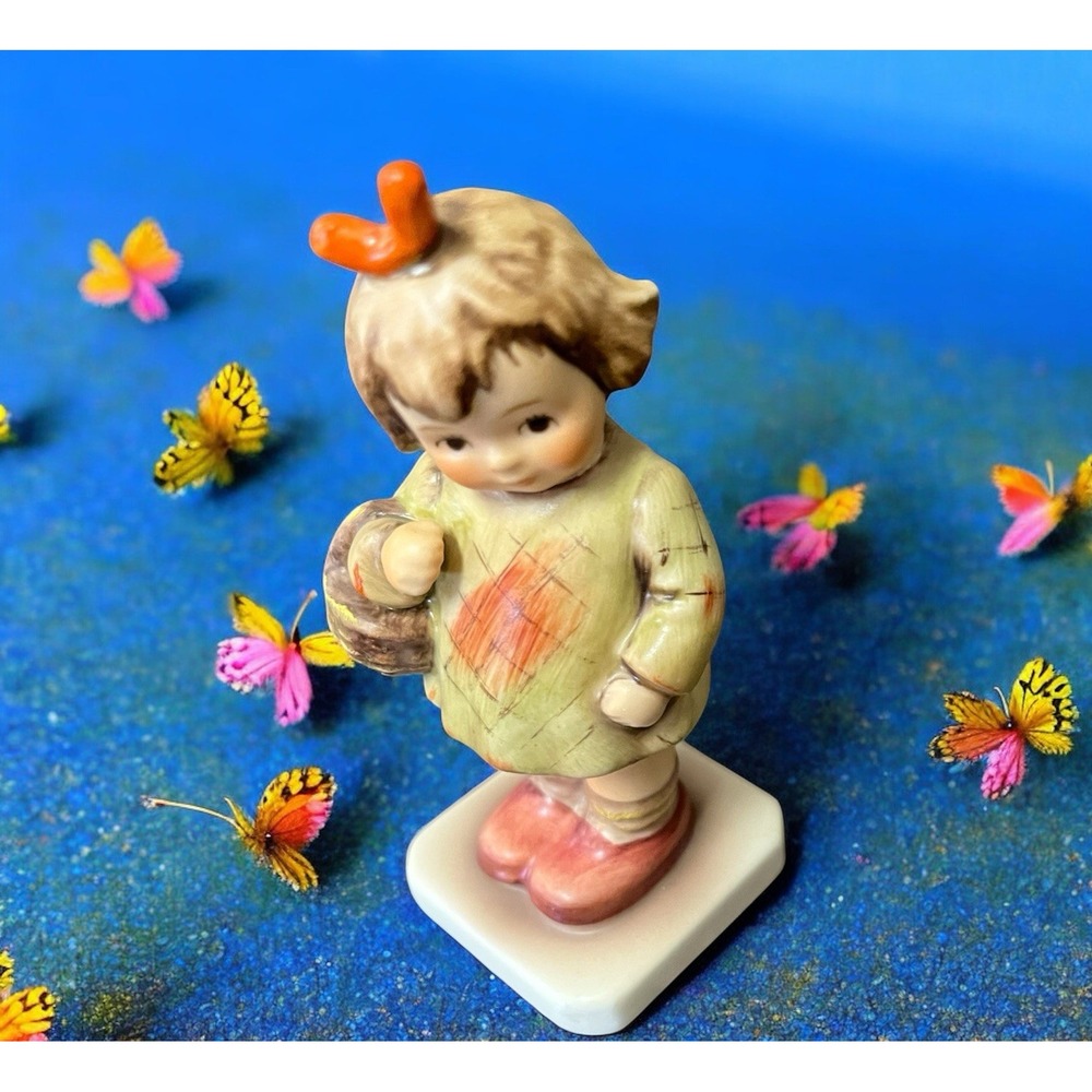 1987 Goebel Hummel I Brought You‎ A Gift Young Girl Figurine 479 Germany Vintage
